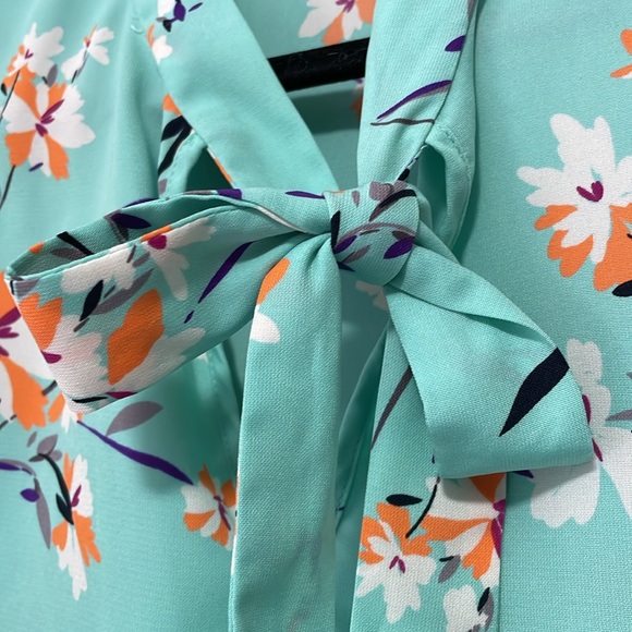 Turquoise Floral Blouse with Button-Up Cuffs - Picture 3 of 6